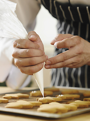 포토 JPG 해외이미지 손 남자 쟁반 실내 한명 들기 상반신 성인 옆모습 아웃포커스 쿠키 제과 잡기 그리기 누름 소프트포커스 음식데코레이션 짤주머니 성인남자한명만 해외포토 1 뷰포인트 모션 디저트 촬영기법 사람 내부 신체부위 제과제빵 제빵도구 남자한명만 성인남자만 파일형식 이미지허브