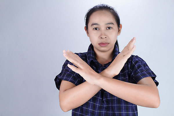 포토 JPG 해외이미지 모델 1 손 여자 감정 아시아 무기 얼굴 백그라운드 컨셉 십자가 태국 건강 말하기 경고 한명 사람 동양인 성인 금지 분노 흰색 표현 거절 사인 팔 고립 그만 심각 해외포토 나라 컬러 모션 인종 신체부위 파일형식 이미지허브