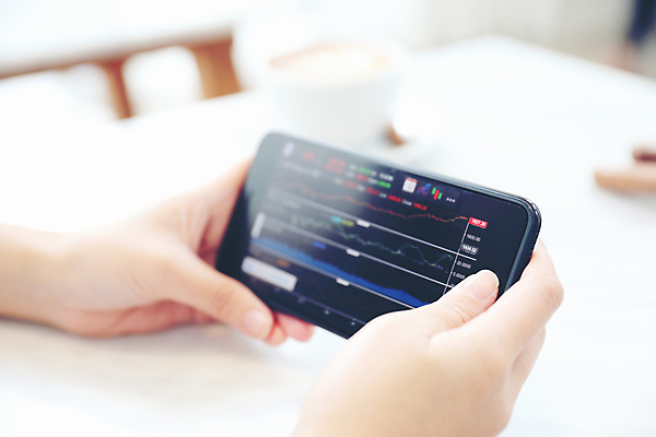 포토 JPG 해외이미지 손 그래프 들기 아웃포커스 신체부위 스마트폰 주식 분석 투자 해외포토 컨셉 비즈니스 모션 촬영기법 사람 금융 핸드폰 스마트기기 파일형식 이미지허브