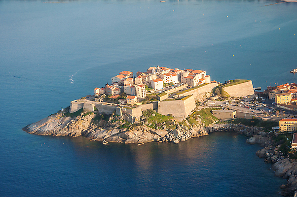 포토 JPG 해외이미지 바다 섬 하늘 비행기 안테나 풍경 사람없음 지중해 조감도 코르시카 해외포토 통신 항공교통 대중교통 프랑스 파일형식 이미지허브