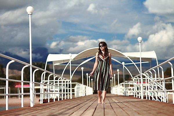 포토 JPG 해외이미지 주간 전신 백인 구름 여자 한명 서기 성인 야외 여름 여름휴가 바캉스 성인여자한명만 해외포토 자연요소 서양인 1 계절 모션 휴가 사람 여자한명만 성인여자만 파일형식 여름_계절 이미지허브