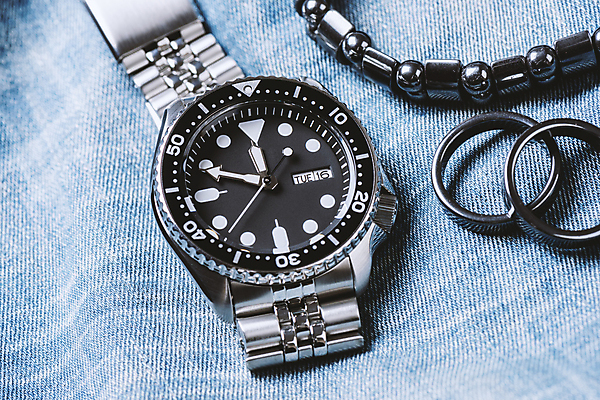 포토 JPG 해외이미지 디자인 시계 무늬 팔찌 화살 사람없음 유행 금속 시간 고급 우아함 손목 스마트 손목시계 오브젝트 다이빙 다이얼 태엽 굴곡 방수 분 자동 철강 해외포토 컨셉 장신구 재질 신체부위 수영 수중스포츠 파일형식 이미지허브