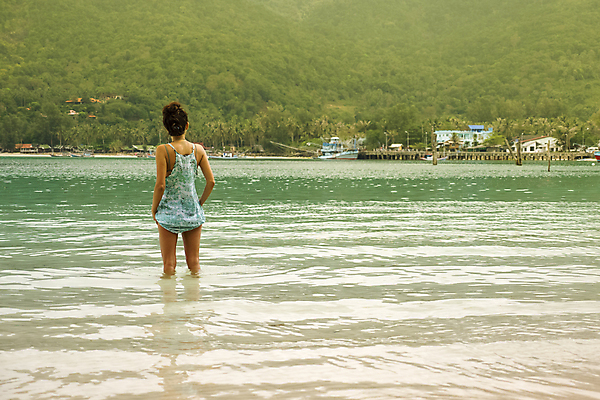 포토 JPG 해외이미지 나무 모래 바다 섬 여행 태국 자연 휴가 휴식 한명 동양인 풍경 야외 초록색 물 여름 태양 노란색 일출 만 장면 이국적 터키석 파라다이스 해외포토 자연요소 식물 1 계절 아시아 컬러 컨셉 사람 인종 노을 보석 생태계 파일형식 이미지허브
