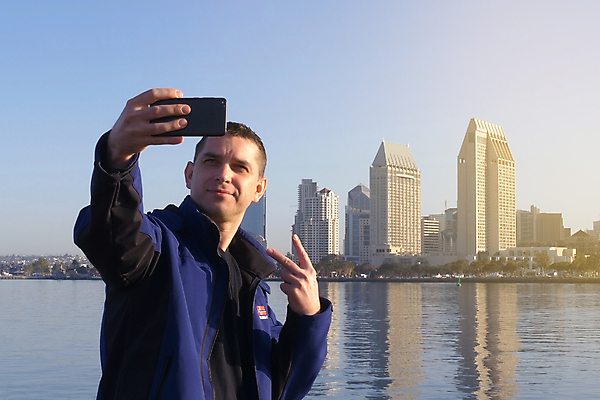 포토 JPG 해외이미지 백인 남자 감정 여행 포즈 백그라운드 아침 휴가 표정 파노라마 한명 미소 웃음 건물 파란색 빛 스마트폰 도시풍경 태양 유행 평화 카메라 맑음 고층빌딩 미국 도시 용기 도심 만들기 긍정 지역 스카이라인 소셜네트워크 해외포토 주간 자연요소 서양인 1 그릇 건축물 컬러 컨셉 북아메리카 모션 날씨 촬영기법 사람 풍경 빌딩 전자제품 핸드폰 스마트기기 파일형식 이미지허브