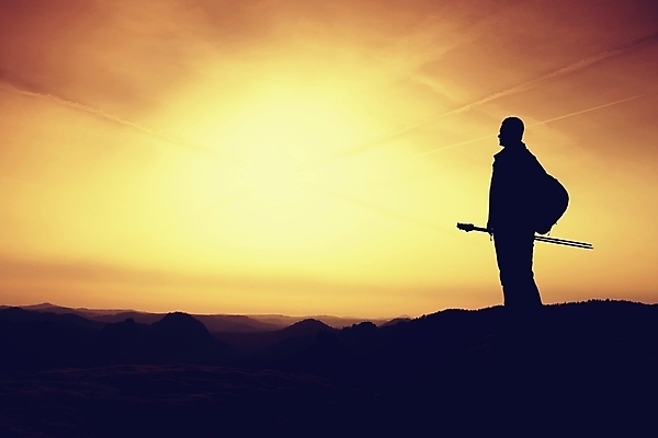 포토 JPG 해외이미지 구름 남자 유럽 스포츠용품 여행 자연 한명 풍경 성인 일몰 하이킹 산봉우리 산맥 해외포토 자연요소 1 나라 스포츠 레저 산 사람 노을 오브젝트 생태계 봉우리 파일형식 이미지허브