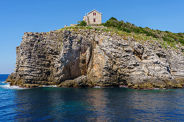 포토 JPG 해외이미지 나무 구름 바다 여행 하늘색 자연 하늘 산 풍경 경사 사람없음 야외 초록색 물 여름 햇빛 태양 반사 도시 만 보트 서핑 휴양지 노려봄 몬테네그로 생태학 석회암 터키석 수평선 해외포토 자연요소 식물 계절 교육 컬러 배_교통 표정 파란색 장소 암석 수상스포츠 보석 생태계 파일형식 이미지허브