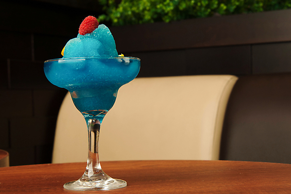 포토 JPG 해외이미지 열매 음료 음식 와인잔 유리 탁자 아이스크림 사람없음 컵 파란색 식당 얼음 카페 신선 칵테일 액체 달콤 굽기 롤 산딸기 시럽 덩어리 번 해외포토 자연요소 식물 식기 빵 컬러 가구 술잔 과일 재질 디저트 주류 상점 맛 구이 파일형식 이미지허브