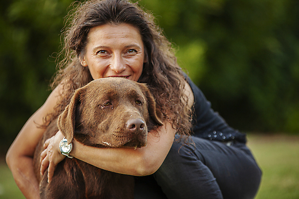 포토 JPG 해외이미지 동물 라이프스타일 계절 공원 여자 행복 밭 장난 가족 자연 놀이 함께함 건강 사랑 한명 사람 성인 야외 초록색 반려동물 봄 우정 기쁨 흰색 시골 개 리트리버 래브라도리트리버 주말 기르기 해외포토 1 공공시설 감정 컬러 컨셉 농업 포유류 관계 생활 친구 생태계 돌봄 파일형식 이미지허브