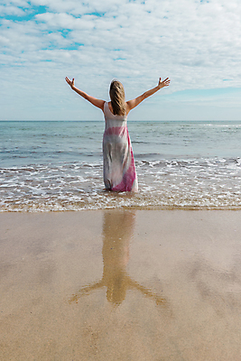 포토 JPG 해외이미지 라이프스타일 드레스 여자 행복 감정 바다 여행 컨셉 휴가 휴식 건강 한명 서기 손짓 야외 물 금발 평화 자유 관찰 오픈 호흡 불기 흥분 팔 무료 수평선 해외포토 자연요소 1 헤어스타일 옷 모션 사람 생활 신체부위 파일형식 이미지허브