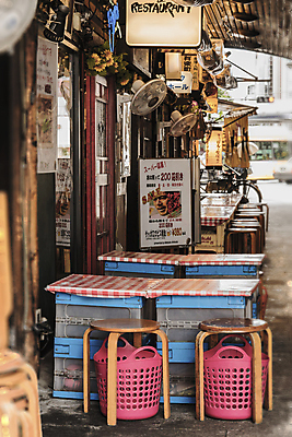 포토 JPG 해외이미지 전통 포스터 아시아 선 벽 건축양식 탁자 프레임 그림자 사람없음 노란색 일본 기차 등불 바 보행자 터널 전철 역 도쿄 국수 복고 구식 옛날 철강 회복 해외포토 건축 나라 길 음식 육상교통 컬러 가구 컨셉 교통시설 조명 대중교통 면류 파일형식 이미지허브