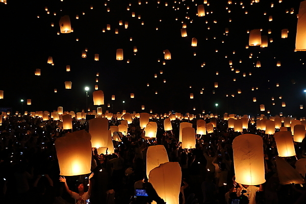 포토 JPG 해외이미지 사람 여러명 야외 빛 군중 야간 풍등 풍등날리기 풍등놀이 풍등행사 풍등축제 해외포토 자연요소 다수 놀이 조명 이벤트 등축제 파일형식 이미지허브