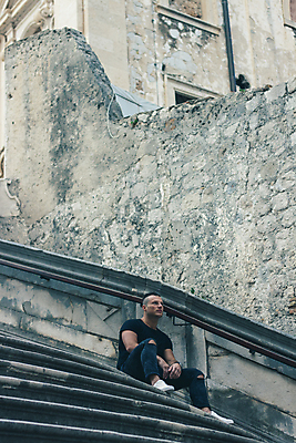 포토 JPG 해외이미지 백인 모델 라이프스타일 옷 남자 유럽 포즈 바지 휴식 수염 거리 한명 사람 앉기 성인 야외 건물 목재 10대 파란색 선글라스 유행 계단 검은색 봄 수확 도시 만족 철책 혼자 스타일 힙스터 해외포토 서양인 나무 1 건축물 계절 패션 감정 나라 안경 컬러 컨셉 농업 재료 모션 청소년 하의 생활 파일형식 이미지허브