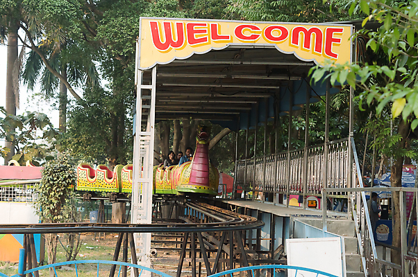 포토 JPG 해외이미지 전통 행복 어린이 교통수단 여행 장난 건축양식 교통시설 모션 휴가 휴식 미소 웃음 사람 사람없음 야외 관광지 여행객 기쁨 승차 승객 명승지 해외포토 건축 감정 교통 컨셉 표정 풍경 시설 파일형식 이미지허브