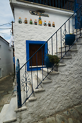 포토 JPG 해외이미지 전통 라이프스타일 웰빙 커플 응시 유럽 도로 길 여행 건축양식 가족 지붕 휴가 휴식 거리 주택 따뜻함 건강 사람없음 야외 건물 파란색 친구 쇼핑 햇빛 태양 상점 조약돌 흰색 뜨거움 고급 선탠 옥상 그리스 시력 그리스인 옛날 인기 해외포토 자연요소 서양인 건축물 시선 건축 나라 컬러 컨셉 관계 교통시설 생활 돌_바위 파일형식 이미지허브