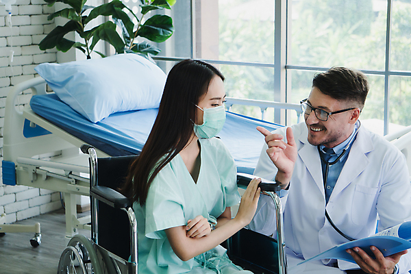 포토 JPG 해외이미지 백인 직업 여자 남자 행복 가족 건강 병원 대화 가면 동양인 두명 사무실 약 건강관리 고통 시험 환자 의사 흰색 보호 질병 서비스 추천 처방 외과 돌봄 조언 헬프 해외포토 서양인 교육 감정 컬러 컨셉 비즈니스 의학 관계 모션 관리 말하기 사람 인종 의료진 도움 파일형식 이미지허브