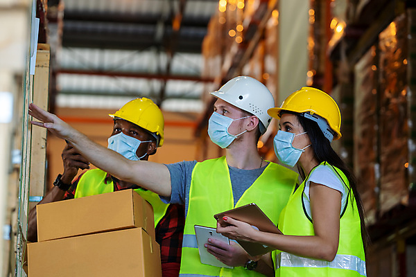 포토 JPG 해외이미지 직업 산업 얼굴 컨셉 비즈니스 공장 노동자 실내 건강 가면 안전 사람 성인 세명 상자 화물 업무 엔지니어 호흡기관 바이러스 배달원 보호 질병 인도인 창고 서비스 예방 감염 전염병 해외포토 외국인 공업 의학 동양인 내부 신체부위 운송업 작업 장기_의학 기술자 파일형식 이미지허브