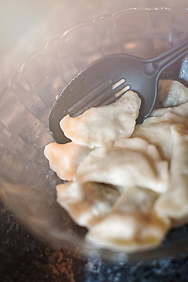 포토 JPG 해외이미지 유럽 크리스마스 유리 디저트 주택 실내 사람없음 숟가락 검은색 뜨거움 사발 이탈리아음식 달콤 플라스틱 굽기 메인 국자 시골집 광택 폴란드 라비올리 많음 해외포토 기념일 나라 음식 컬러 컨셉 재질 주방용품 서양음식 수저 내부 건물 사기그릇 맛 구이 파일형식 이미지허브