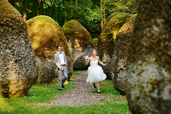 포토 JPG 해외이미지 나무 드레스 옷 공원 여자 꽃 행복 얼굴 꽃다발 결혼 2 자연 결혼식 함께함 관리 사랑 미소 정장 턱시도 성인 야외 두명 가로 컬러풀 달리기 유행 산책 흰색 잡기 우아함 파편 만족 베일 옛날 천진난만 해외포토 식물 공공시설 감정 컬러 컨셉 모션 휴식 표정 사람 이벤트 신체부위 생태계 파일형식 이미지허브