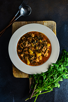 포토 JPG 해외이미지 접시 음식 백그라운드 컨셉 다이어트 토마토 채소 재료 탁자 양파 프레임 도마 파슬리 건강 마늘 육류 돼지고기 요리 사람없음 초록색 수건 식사 어둠 바위 시골 먹기 허브 유기농 냅킨 날것 소금 후추 로즈메리 조지아 카피스페이스 해외포토 식물 식기 웰빙 컬러 가구 식재료 모션 주방용품 위생용품 공백 돌_바위 향신료 동유럽 파일형식 이미지허브