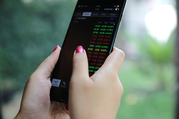 포토 JPG 해외이미지 손 그래프 들기 아웃포커스 신체부위 스마트폰 주식 분석 투자 해외포토 컨셉 비즈니스 모션 촬영기법 사람 금융 핸드폰 스마트기기 파일형식 이미지허브