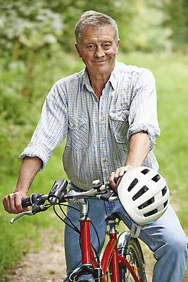 포토 JPG 해외이미지 백인 응시 남자 건강 한명 사람 야외 세로 자전거 시골 60대 승차 헬멧 은퇴 순환 사이클링 해외포토 서양인 1 시선 노년 모션 바이크 보호장비 육상스포츠 파일형식 이미지허브