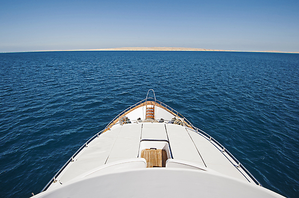 포토 JPG 해외이미지 바다 여행 요트 자연 휴가 휴식 항해 사람없음 야외 목재 물 파란색 흰색 보트 고급 큼 크루즈 갑판 활 함선 철책 수평선 해외포토 자연요소 나무 컬러 컨셉 배_교통 재료 크기 생태계 파일형식 이미지허브