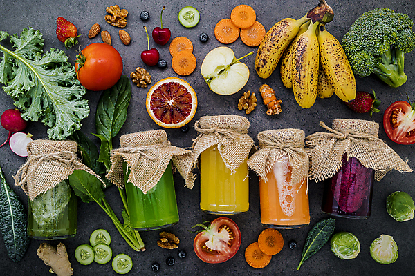 포토 JPG 해외이미지 토마토 딸기 검은배경 유리병 오이 바나나 실내 사람없음 하이앵글 당근 사과 과일주스 야채주스 상추 브로콜리 묶기 자몽 호두 아몬드 시금치 생강 노끈 건강식 방울양배추 스무디 디톡스 해외포토 음료 줄 음식 뷰포인트 백그라운드 채소 과일 모션 병_용기 뿌리채소 건강 내부 검은색 주스 견과류 양배추 파일형식 이미지허브