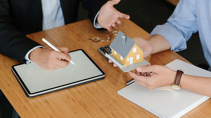 포토 JPG 해외이미지 직업 돈 비즈니스 부동산 노동자 주택 직장 사람 앉기 사람없음 건물 금융 사무실 알약 판매 세일 비즈니스맨 재산 구매 계획 상인 중개인 고객 계약 컨설턴트 투자 상업 서명 주인 보험 대출 렌탈 부동산중개인 세금 진짜 프로젝트 해외포토 건축물 남자 컨셉 회사 모션 경제 쇼핑 약 직장인 전문직 상담 파일형식 이미지허브