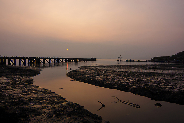 포토 JPG 해외이미지 실루엣 바다 섬 여행 오렌지 자연 하늘 아침 풍경 사람없음 야외 물 햇빛 태양 평화 일출 환경 항구 맑음 침묵 포트 말레이시아 해외포토 주간 자연요소 아시아 컨셉 과일 교통시설 날씨 촬영기법 노을 소리 생태계 파일형식 이미지허브