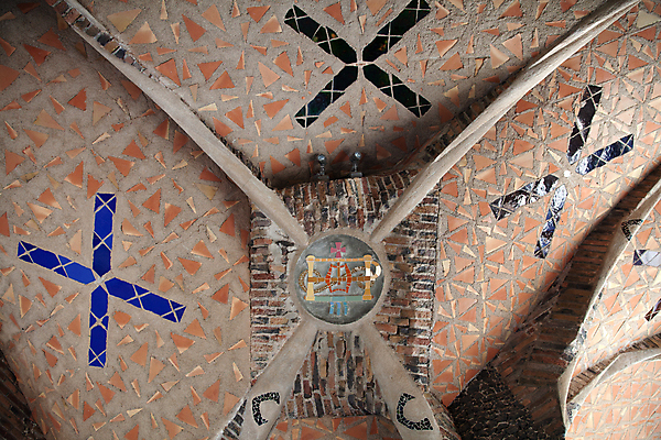 포토 JPG 해외이미지 유럽 여행 나비 십자가 건축양식 부분 창문 유리 미술 사람없음 야외 초록색 컬러풀 교회 바위 얼룩 스페인 큼 천장 모자이크 첨탑 바르셀로나 고딕 스페인어 해외포토 건축 나라 컬러 곤충 종교건축 재질 문화예술 건물 탑 돌_바위 크기 파일형식 이미지허브