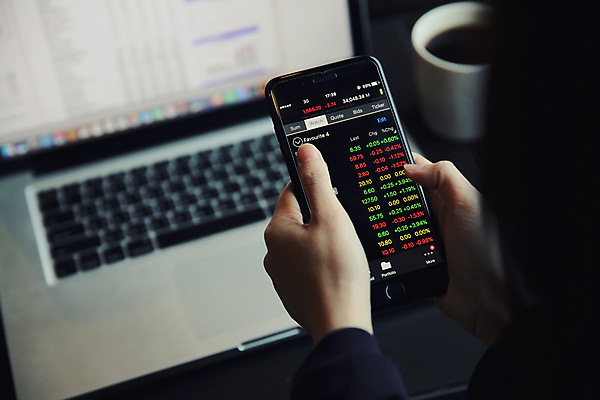 포토 JPG 해외이미지 손 그래프 들기 아웃포커스 신체부위 노트북 스마트폰 주식 분석 투자 해외포토 컨셉 비즈니스 모션 촬영기법 사람 금융 전자제품 핸드폰 스마트기기 파일형식 이미지허브