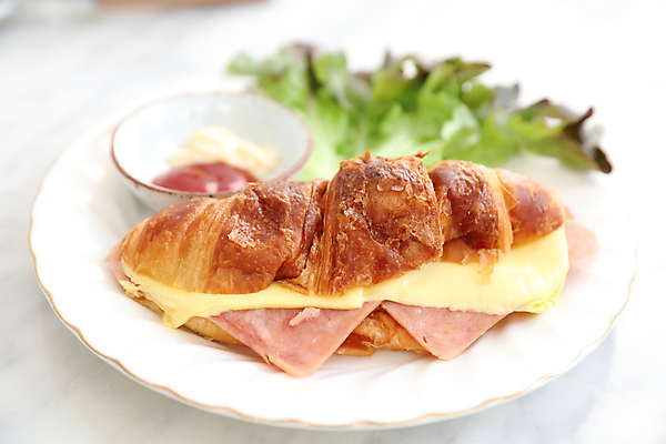 포토 JPG 해외이미지 접시 치즈 실내 사람없음 상추 케첩 크루아상 흰배경 햄 종지 마요네즈 햄치즈샌드위치 크루아상샌드위치 해외포토 그릇 식기 빵 백그라운드 채소 유제품 샌드위치 육류 내부 흰색 소스_음식 파일형식 이미지허브