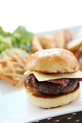 포토 JPG 해외이미지 접시 백그라운드 사람없음 아웃포커스 햄버거 상추 흰배경 웨지감자 해외포토 식기 채소 감자 패스트푸드 촬영기법 흰색 감자요리 파일형식 이미지허브