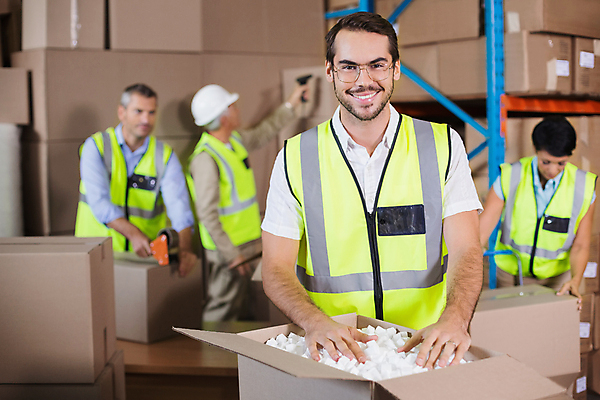 포토 JPG 해외이미지 백인 응시 여자 남자 40대 중년 50대 포장 노동자 실내 여러명 상반신 20대 성인 앞모습 옆모습 30대 상자 작업 안전모 물류창고 해외포토 서양인 직업 시선 뷰포인트 다수 사람 청년 내부 장년 헬멧 안전장비 창고 파일형식 이미지허브