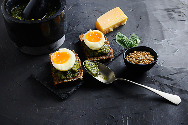 포토 JPG 해외이미지 음식 치즈 사람없음 계란 숟가락 계란요리 땅콩 절구 삶은계란 바질 반숙 절굿공이 파니니 페스토 해외포토 유제품 수저 샌드위치 요리 알 견과류 도구 소스_음식 파일형식 이미지허브