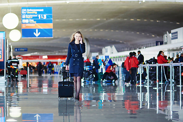 포토 JPG 해외이미지 서양인 백인 여자 여행 휴가 한명 성인 스마트폰 여행객 걷기 여행가방 비즈니스우먼 공항 성인여자한명만 해외포토 외국인 1 가방 비즈니스 교통시설 모션 사람 핸드폰 스마트기기 직장인 여자한명만 성인여자만 파일형식 이미지허브