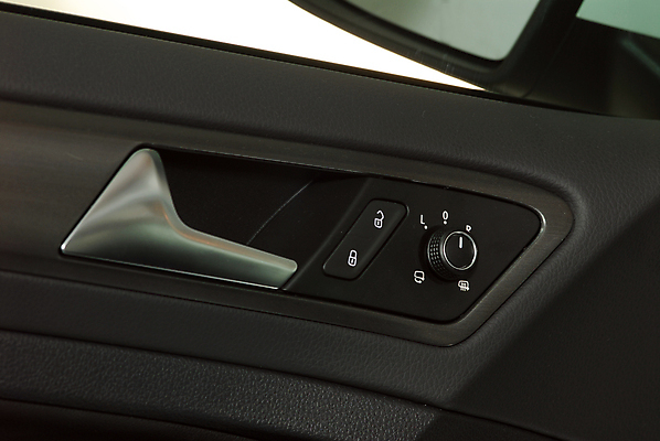 포토 JPG 해외이미지 디자인 창문 교통시설 자동차 출입구 새로움 실내 손잡이 경고 안전 사람없음 내부 옆모습 문 펼침 거울 운전 잡기 판넬 오픈 가장자리 고급 가죽 피부 묘사 오브젝트 질감 잠금 보안 캔버스 리프트 부드러움 팔 스위치 명령 규정 자동 제어 해외포토 육상교통 뷰포인트 교통 컨셉 모션 신체부위 감각 둘레 시설 파일형식 이미지허브