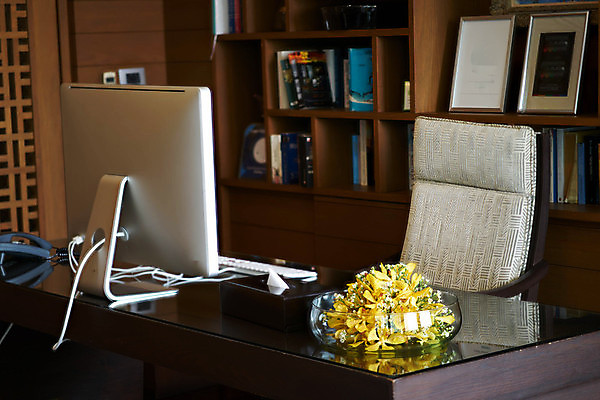 포토 JPG 해외이미지 식물 직업 디자인 가구 컨셉 의자 회사 비즈니스 창문 탁자 성공 직장 실내 사람없음 내부 목재 노트북 빛 컴퓨터 사무실 태양 검은색 방 업무 클래식 고급 작음 가죽 청소 전화기 책상 경영자 안락의자 문제 책임자 경영 트러블 치프 안락 해외포토 자연요소 나무 컬러 생활용품 재료 전자제품 작업 크기 리더 파일형식 이미지허브