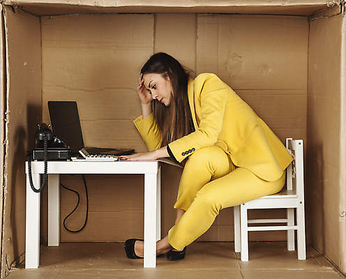 포토 JPG 해외이미지 전신 백인 여자 의자 탁자 한명 앉기 성인 옆모습 노트북 상자 사무실 업무 비즈니스우먼 전화기 갇힘 답답함 성인여자한명만 해외포토 서양인 1 뷰포인트 가구 비즈니스 모션 사람 전자제품 작업 직장인 감각 여자한명만 성인여자만 파일형식 이미지허브