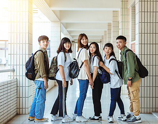 포토 JPG 해외이미지 전신 학생 여자 교육 남자 행복 가방 학교 서기 동양인 여러명 옆모습 10대 우정 뒤돌아보기 복도 십대만 해외포토 잡화 감정 뷰포인트 다수 모션 청소년 사람 인종 친구 파일형식 이미지허브