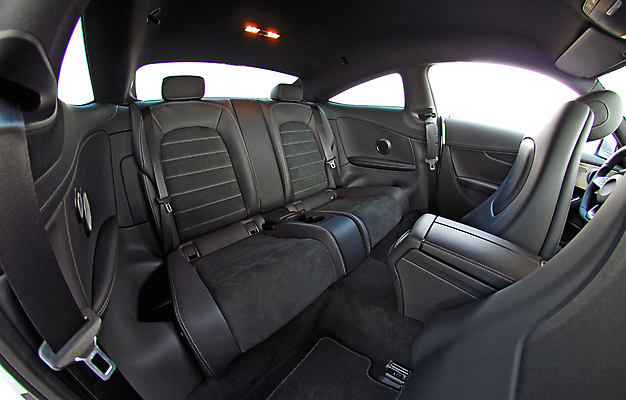 포토 JPG 해외이미지 디자인 쿠션 의자 창문 교통시설 자동차 휴식 실내 안전 사람없음 내부 빛 머리 회색 운전 벨트 고급 우아함 보호 휘발유 가죽 보안 엔진 디젤 자동 제어 해외포토 잡화 육상교통 컬러 가구 교통 컨셉 모션 신체부위 석유 시설 파일형식 이미지허브