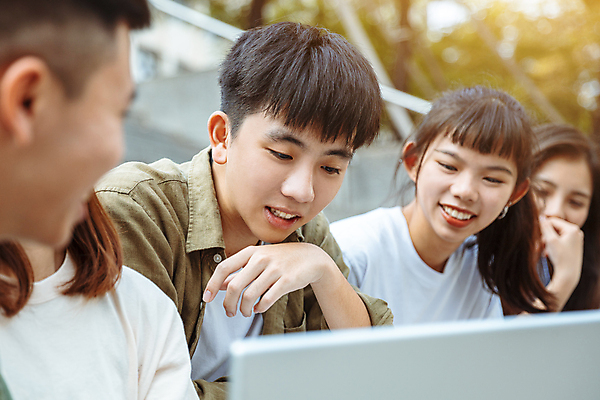 포토 JPG 해외이미지 학생 응시 여자 교육 남자 행복 학교 앉기 동양인 여러명 상반신 옆모습 10대 노트북 계단 우정 십대만 해외포토 시선 감정 뷰포인트 다수 모션 청소년 사람 인종 친구 전자제품 파일형식 이미지허브