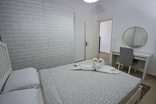 포토 JPG 해외이미지 벽 가구 의자 건축양식 베개 탁자 아파트 주택 실내 사람없음 내부 목재 장식 빛 인테리어 수건 반사 문 카펫 침실 거울 방 흰색 침대 고급 타일 시트 매트리스 해외포토 나무 디자인 건축 컬러 생활용품 컨셉 재료 침구 건물 위생용품 파일형식 이미지허브