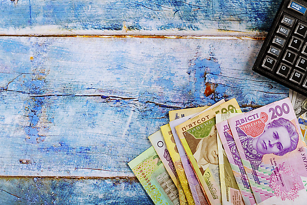 포토 JPG 해외이미지 종이 컨셉 지폐 돈 비즈니스 성공 사람없음 금융 경제 사무실 숫자 쪽지 저축 계산기 흰색 잡기 업무 계산 시장 재산 구매 심볼 오브젝트 투자 결제 이익 회계 계산서 계좌 예산 우크라이나 많음 해외포토 문자 유럽 컬러 모션 문구용품 쇼핑 장비 작업 파일형식 이미지허브