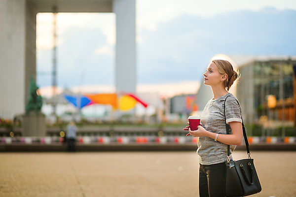 포토 JPG 해외이미지 외국인 유럽 얼굴 커피 음료 대학생 한명 20대 성인 물 일몰 프랑스 마시기 도심 저녁 대학교 성인여자한명만 파리(프랑스) 해외포토 자연요소 1 학생 나라 학교 모션 사람 인종 청년 신체부위 노을 도시 야간 여자한명만 성인여자만 파일형식 이미지허브