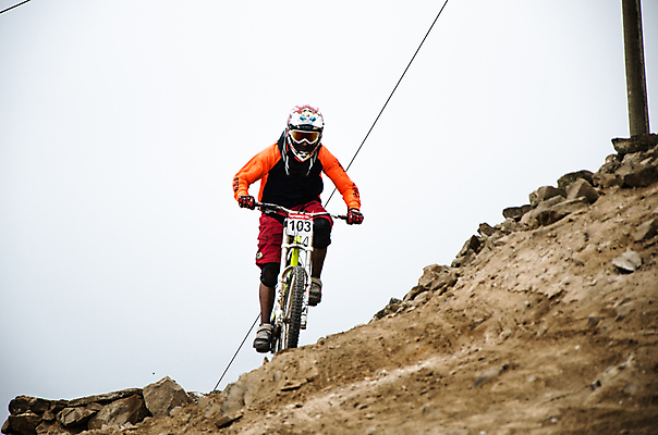 포토 JPG 해외이미지 라이프스타일 남자 스포츠 포즈 자국 자연 산 풍경 경사 사람없음 야외 운동 자전거 경쟁 승차 헬멧 속도 순환 사이클링 바이킹 해외포토 컨셉 모션 건강 사람 생활 바이크 보호장비 육상스포츠 생태계 파일형식 이미지허브