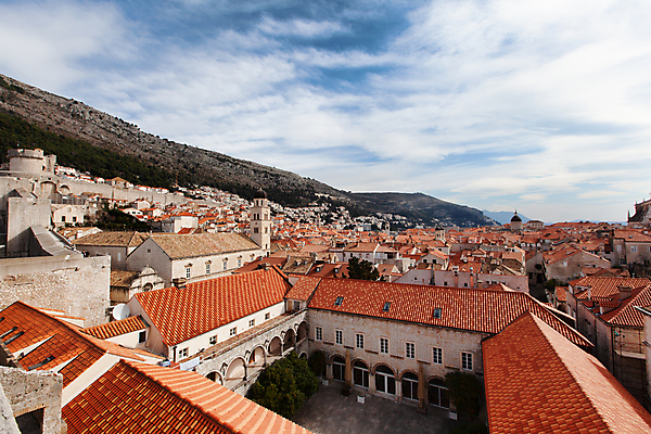포토 JPG 해외이미지 유럽 벽 바다 시계 여행 건축양식 하늘 지붕 산 주택 안테나 사람없음 건물 빨간색 파란색 교회 탑 도시 중세 역사 지중해 타일 시계탑 타운 크로아티아 종탑 두브로브니크 해외포토 건축물 건축 나라 컬러 통신 종교건축 파일형식 이미지허브