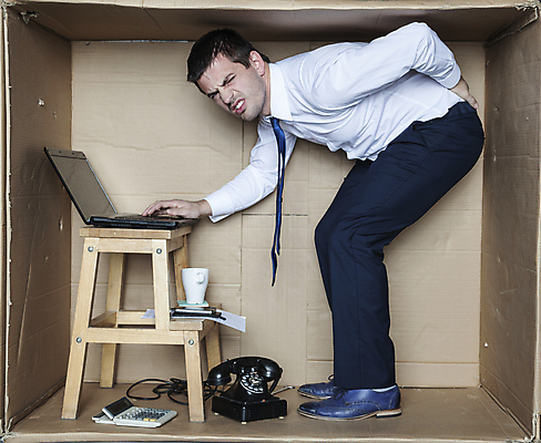 포토 JPG 해외이미지 전신 백인 남자 사다리 한명 성인 옆모습 상자 사무실 비즈니스맨 갇힘 답답함 성인남자한명만 해외포토 서양인 1 뷰포인트 비즈니스 모션 사람 도구 직장인 감각 남자한명만 성인남자만 파일형식 이미지허브