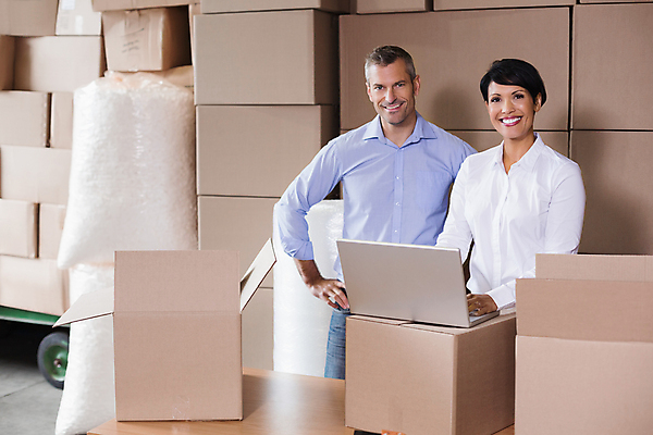 포토 JPG 해외이미지 백인 응시 여자 남자 40대 중년 허리손 실내 상반신 성인 두명 앞모습 30대 노트북 상자 비즈니스우먼 물류창고 해외포토 서양인 시선 뷰포인트 포즈 비즈니스 사람 내부 장년 전자제품 직장인 창고 파일형식 이미지허브