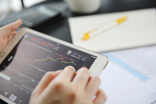 포토 JPG 해외이미지 손 탁자 그래프 들기 아웃포커스 신체부위 태블릿 주식 분석 투자 해외포토 가구 컨셉 비즈니스 모션 촬영기법 사람 금융 전자제품 스마트기기 파일형식 이미지허브